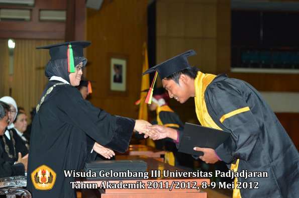 wisuda-unpad-gel-iii-2011_2012-fakultas-mipa-oleh-dekan-024