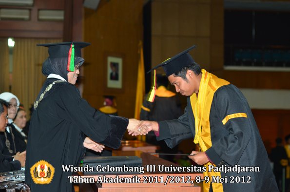 wisuda-unpad-gel-iii-2011_2012-fakultas-mipa-oleh-dekan-025