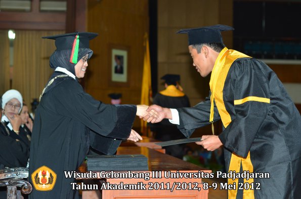 wisuda-unpad-gel-iii-2011_2012-fakultas-mipa-oleh-dekan-028