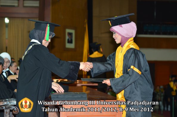 wisuda-unpad-gel-iii-2011_2012-fakultas-mipa-oleh-dekan-031