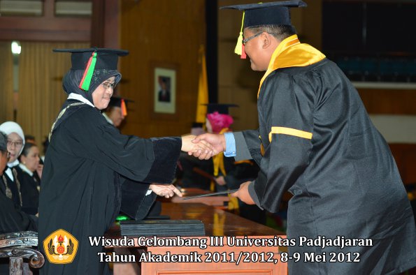 wisuda-unpad-gel-iii-2011_2012-fakultas-mipa-oleh-dekan-033