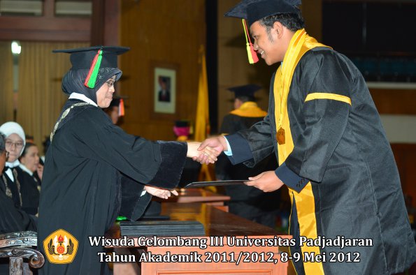 wisuda-unpad-gel-iii-2011_2012-fakultas-mipa-oleh-dekan-034