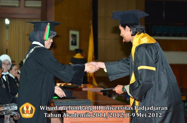 wisuda-unpad-gel-iii-2011_2012-fakultas-mipa-oleh-dekan-035