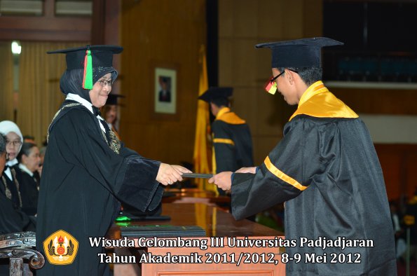 wisuda-unpad-gel-iii-2011_2012-fakultas-mipa-oleh-dekan-038