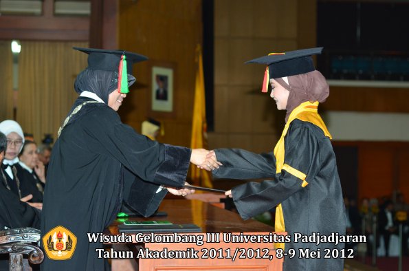 wisuda-unpad-gel-iii-2011_2012-fakultas-mipa-oleh-dekan-040