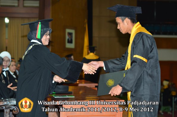 wisuda-unpad-gel-iii-2011_2012-fakultas-mipa-oleh-dekan-042