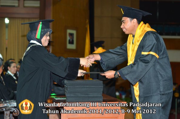 wisuda-unpad-gel-iii-2011_2012-fakultas-mipa-oleh-dekan-044