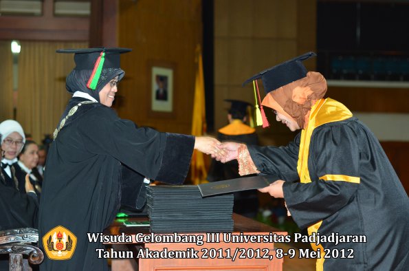 wisuda-unpad-gel-iii-2011_2012-fakultas-mipa-oleh-dekan-047