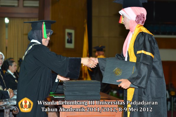 wisuda-unpad-gel-iii-2011_2012-fakultas-mipa-oleh-dekan-048