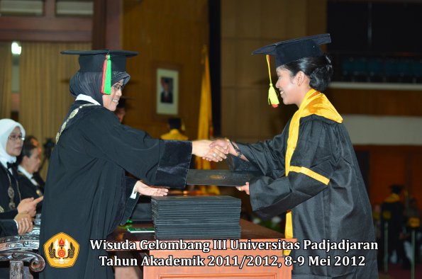 wisuda-unpad-gel-iii-2011_2012-fakultas-mipa-oleh-dekan-052