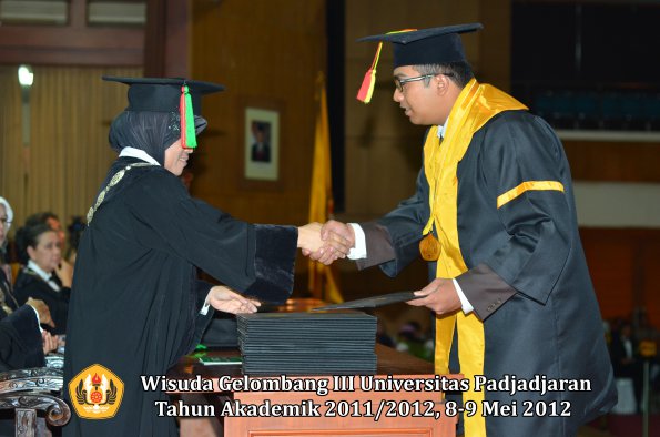 wisuda-unpad-gel-iii-2011_2012-fakultas-mipa-oleh-dekan-055