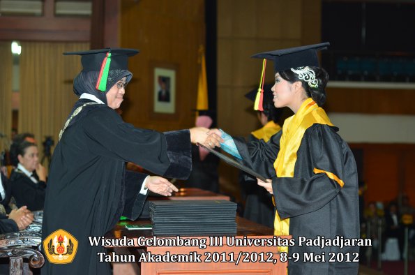 wisuda-unpad-gel-iii-2011_2012-fakultas-mipa-oleh-dekan-058