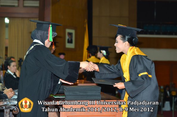 wisuda-unpad-gel-iii-2011_2012-fakultas-mipa-oleh-dekan-059