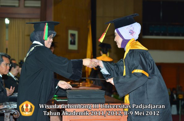 wisuda-unpad-gel-iii-2011_2012-fakultas-mipa-oleh-dekan-061