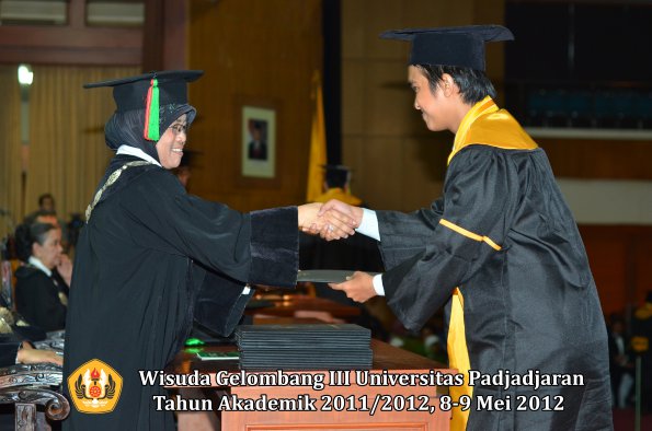 wisuda-unpad-gel-iii-2011_2012-fakultas-mipa-oleh-dekan-064