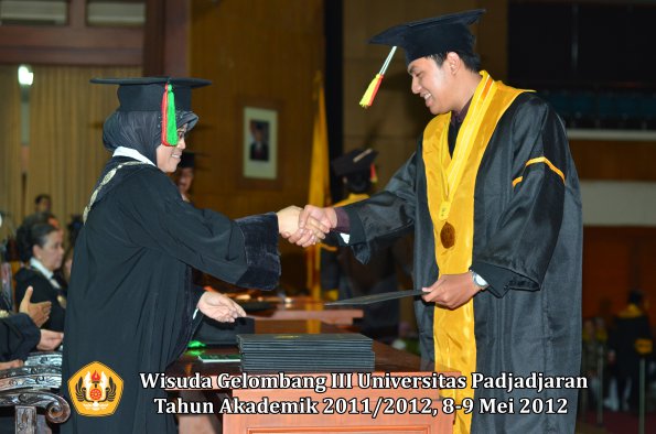 wisuda-unpad-gel-iii-2011_2012-fakultas-mipa-oleh-dekan-068