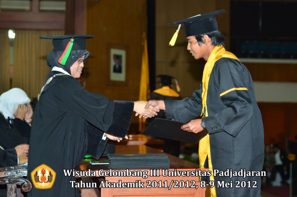 wisuda-unpad-gel-iii-2011_2012-fakultas-mipa-oleh-dekan-071