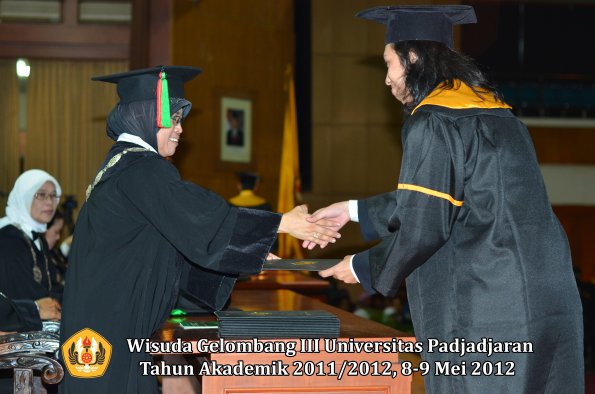 wisuda-unpad-gel-iii-2011_2012-fakultas-mipa-oleh-dekan-073