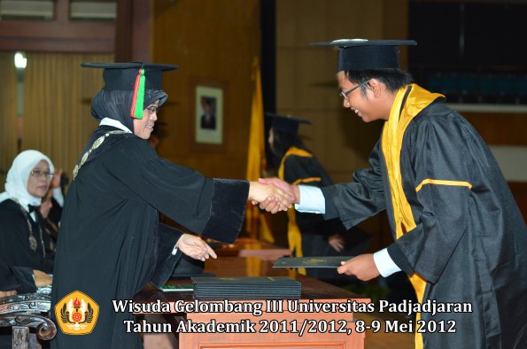 wisuda-unpad-gel-iii-2011_2012-fakultas-mipa-oleh-dekan-074