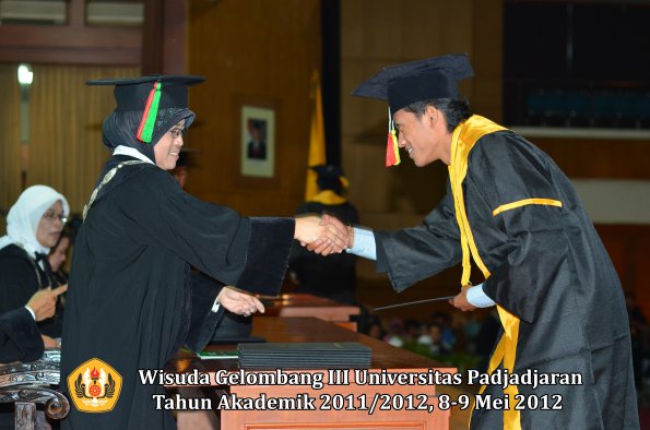 wisuda-unpad-gel-iii-2011_2012-fakultas-mipa-oleh-dekan-075