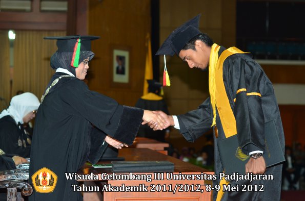 wisuda-unpad-gel-iii-2011_2012-fakultas-mipa-oleh-dekan-076