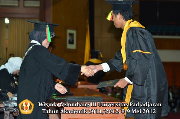 wisuda-unpad-gel-iii-2011_2012-fakultas-mipa-oleh-dekan-078