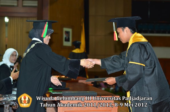 wisuda-unpad-gel-iii-2011_2012-fakultas-mipa-oleh-dekan-079