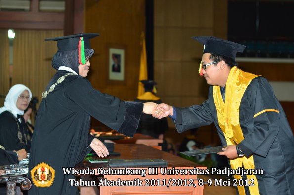 wisuda-unpad-gel-iii-2011_2012-fakultas-mipa-oleh-dekan-080