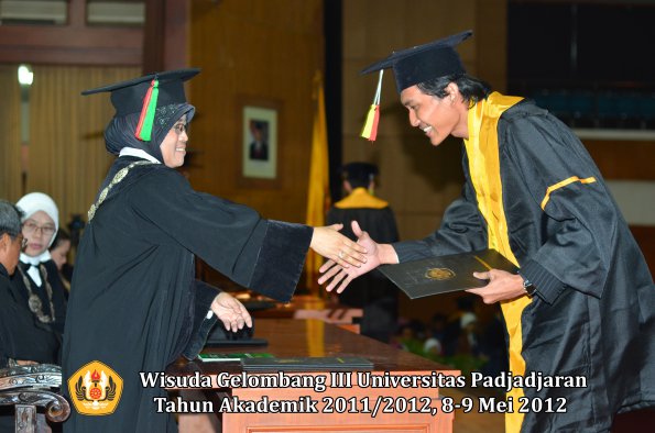 wisuda-unpad-gel-iii-2011_2012-fakultas-mipa-oleh-dekan-082