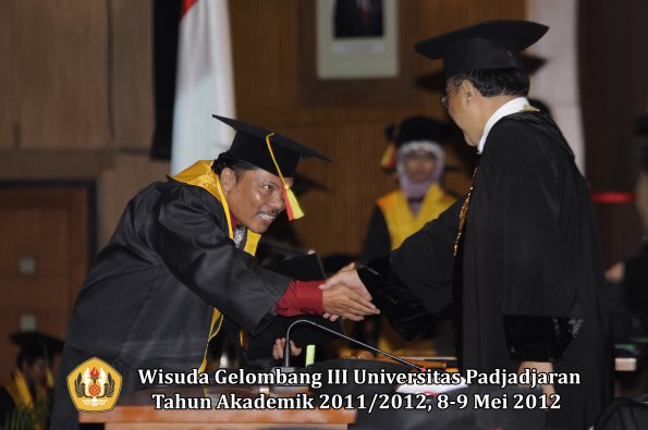 wisuda-unpad-gel-iii-2011_2012-fakultas-mipa-oleh-rektor-002