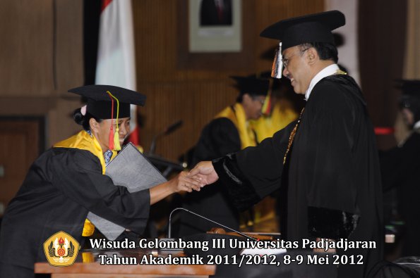 wisuda-unpad-gel-iii-2011_2012-fakultas-mipa-oleh-rektor-004