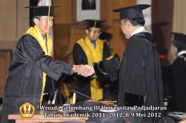 wisuda-unpad-gel-iii-2011_2012-fakultas-mipa-oleh-rektor-006