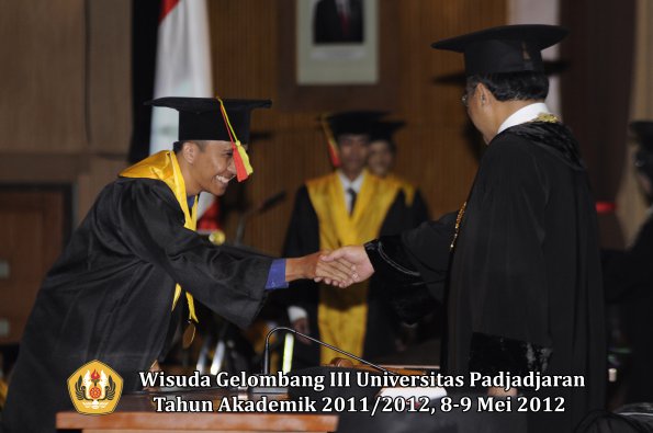 wisuda-unpad-gel-iii-2011_2012-fakultas-mipa-oleh-rektor-008