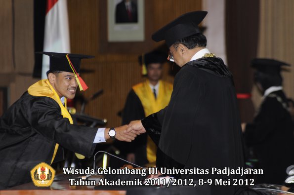 wisuda-unpad-gel-iii-2011_2012-fakultas-mipa-oleh-rektor-012