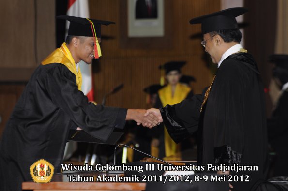 wisuda-unpad-gel-iii-2011_2012-fakultas-mipa-oleh-rektor-013