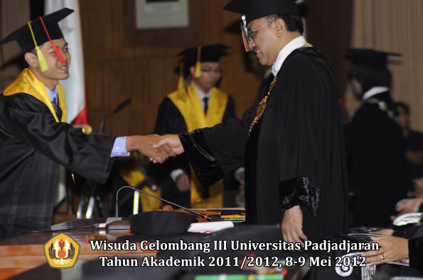 wisuda-unpad-gel-iii-2011_2012-fakultas-mipa-oleh-rektor-016