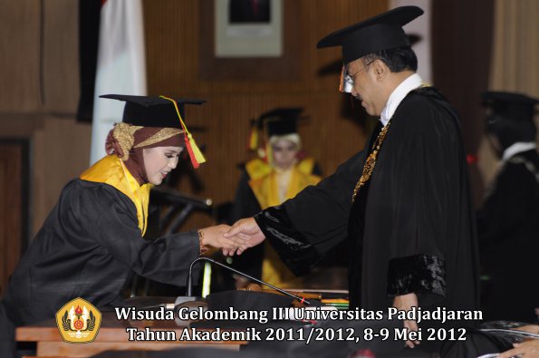 wisuda-unpad-gel-iii-2011_2012-fakultas-mipa-oleh-rektor-018