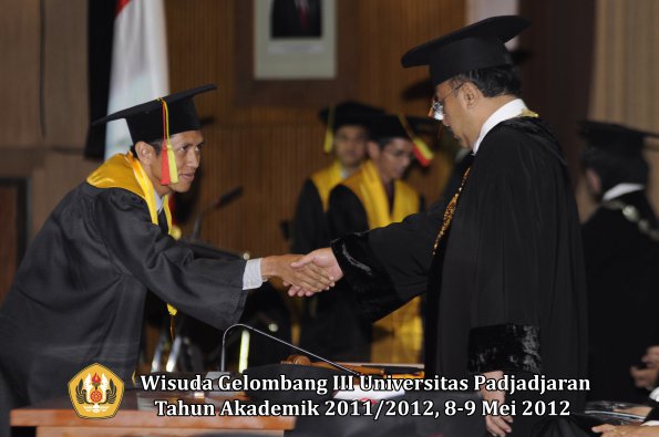 wisuda-unpad-gel-iii-2011_2012-fakultas-mipa-oleh-rektor-020