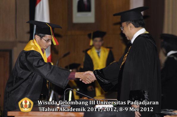 wisuda-unpad-gel-iii-2011_2012-fakultas-mipa-oleh-rektor-021