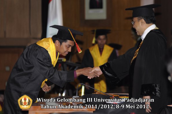 wisuda-unpad-gel-iii-2011_2012-fakultas-mipa-oleh-rektor-024