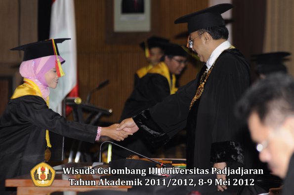 wisuda-unpad-gel-iii-2011_2012-fakultas-mipa-oleh-rektor-026