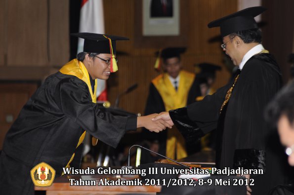 wisuda-unpad-gel-iii-2011_2012-fakultas-mipa-oleh-rektor-027