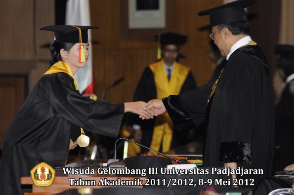 wisuda-unpad-gel-iii-2011_2012-fakultas-mipa-oleh-rektor-029