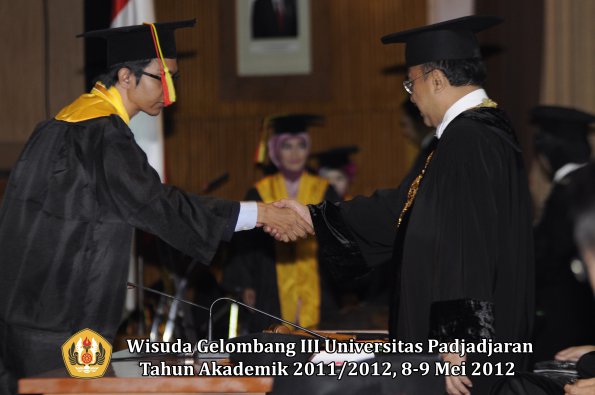 wisuda-unpad-gel-iii-2011_2012-fakultas-mipa-oleh-rektor-030