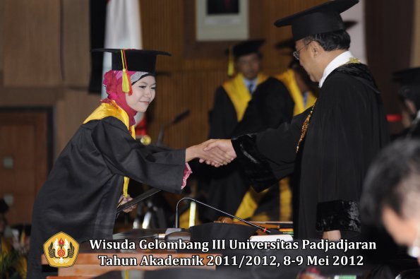 wisuda-unpad-gel-iii-2011_2012-fakultas-mipa-oleh-rektor-032