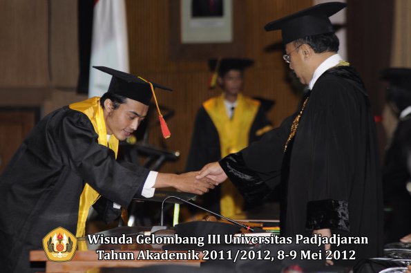 wisuda-unpad-gel-iii-2011_2012-fakultas-mipa-oleh-rektor-036