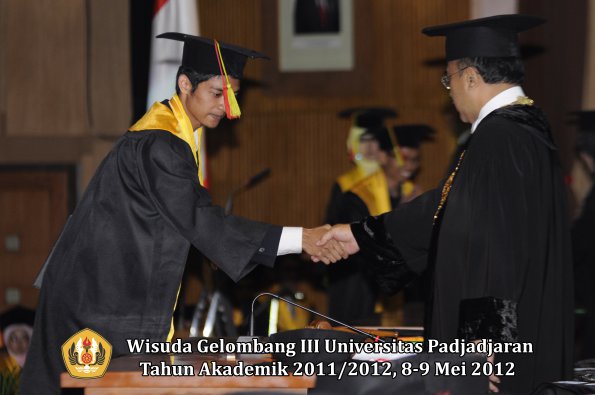 wisuda-unpad-gel-iii-2011_2012-fakultas-mipa-oleh-rektor-037