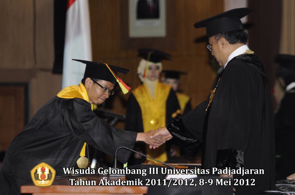 wisuda-unpad-gel-iii-2011_2012-fakultas-mipa-oleh-rektor-038