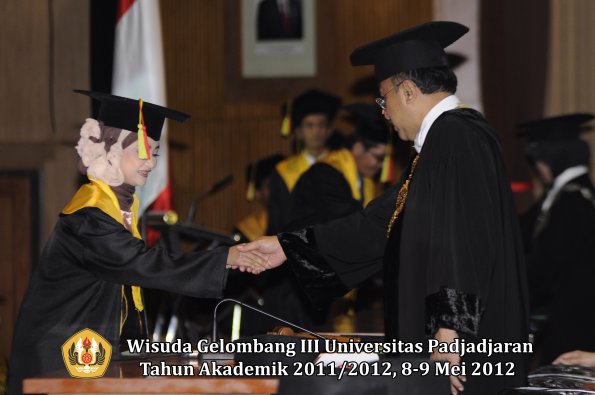 wisuda-unpad-gel-iii-2011_2012-fakultas-mipa-oleh-rektor-040
