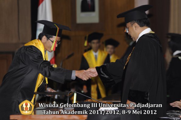 wisuda-unpad-gel-iii-2011_2012-fakultas-mipa-oleh-rektor-041